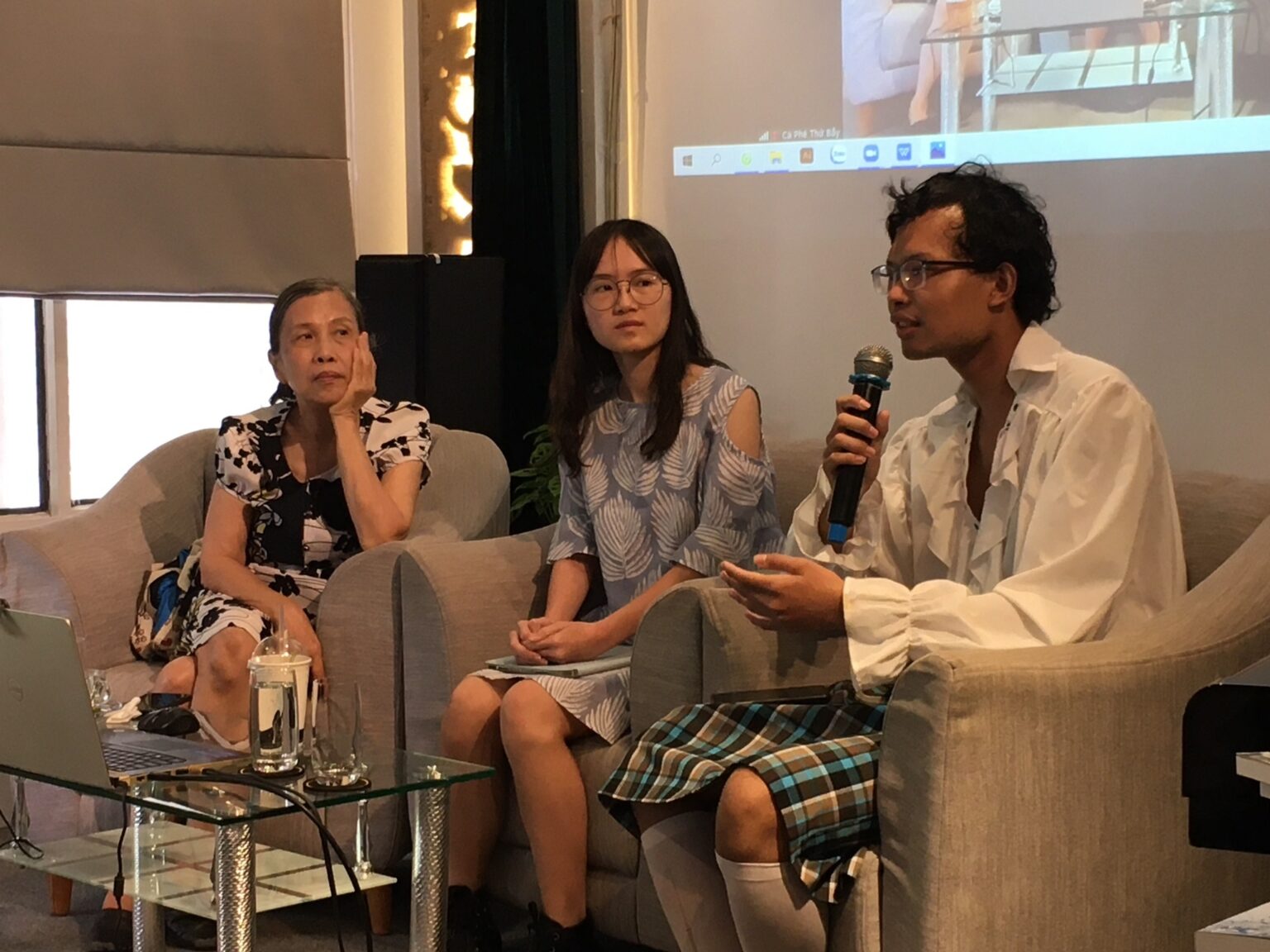 Thiên Phú (bên phải) chia sẻ mong muốn bố mẹ tôn trọng phong cách ăn mặc và lối sống cá nhân. Ảnh: Mai Thụy