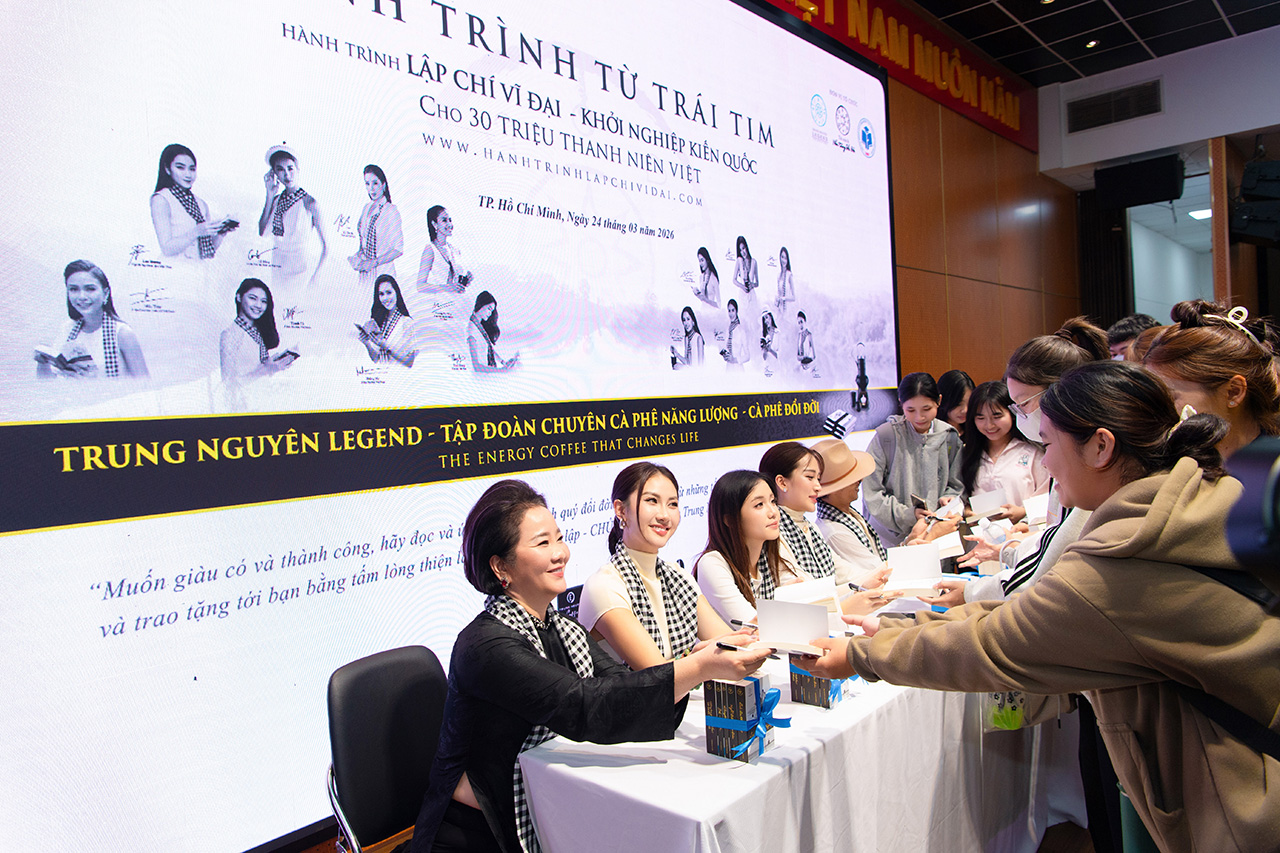 Các bạn sinh viên hào hứng đón nhận những cuốn sách Nền tảng Đổi đời