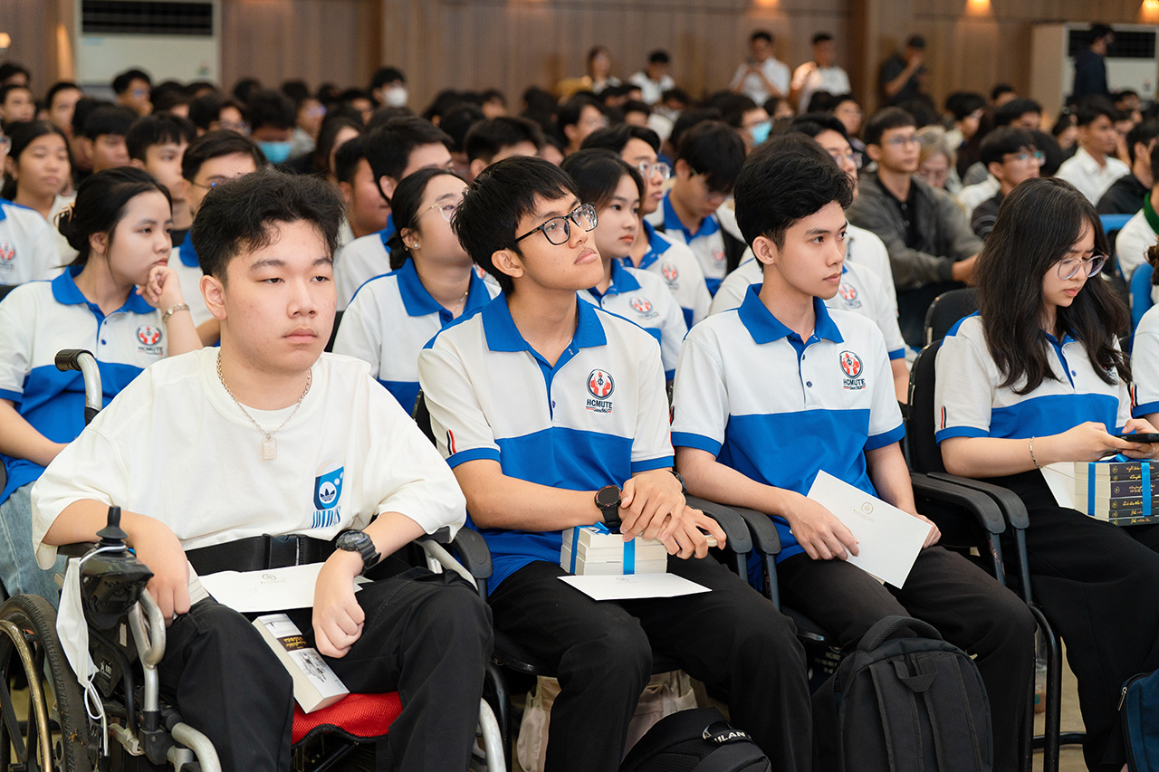 Sinh viên trường Đại học Công nghệ Kỹ thuật TPHCM chăm chú lắng nghe những chia sẻ từ khách mời