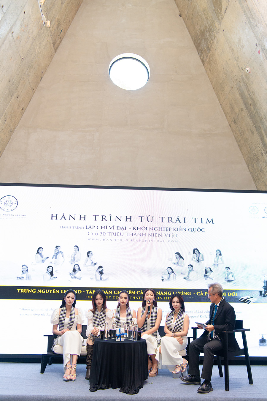 Các khách mời Hoa hậu Trúc Linh, Hoa hậu Ngọc Châu, Hoa hậu Phương Linh, ca sỹ Uyên Linh, ca sỹ Izara Thiên Nga giao lưu, cổ vũ sinh viên theo đuổi hoài bão, kiến tạo tương lai.