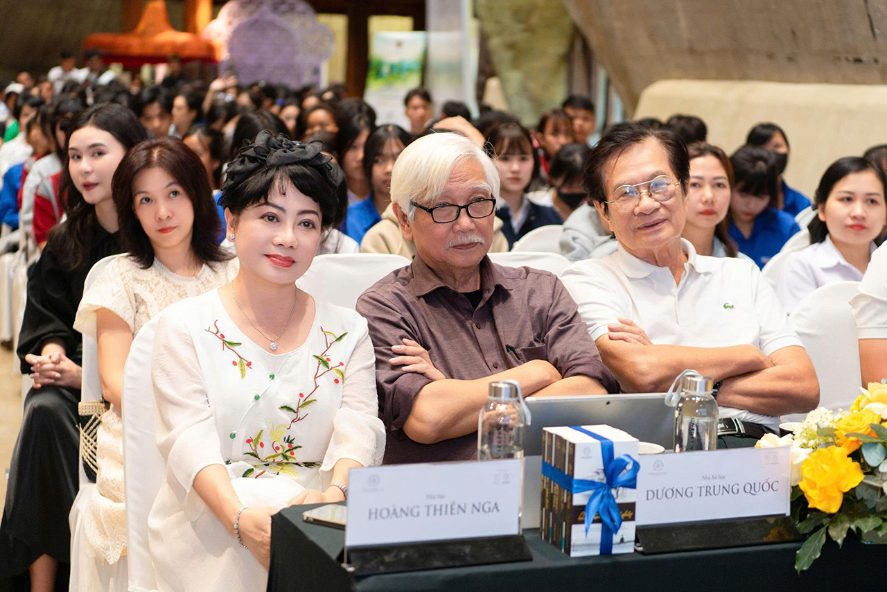 Nhà báo Hoàng Thiên Nga, nhà sử học Dương Trung Quốc, nhạc sĩ Dương Thụ tham gia chia sẻ với các bạn trẻ tinh thần lập thân khởi nghiệp để xây dựng đất nước.