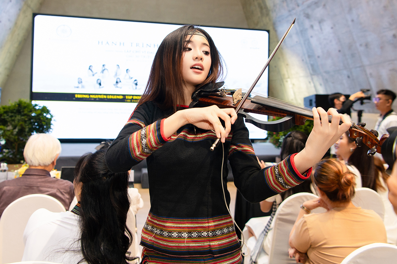 Đồng hành cùng Hành trình Từ Trái Tim, ca sỹ Izara Thiên Nga chia sẻ đến các bạn trẻ  “đọc sách và trau dồi kiến thức, quan trọng là bền bỉ, không bao giờ từ bỏ và hãy là chính mình”.