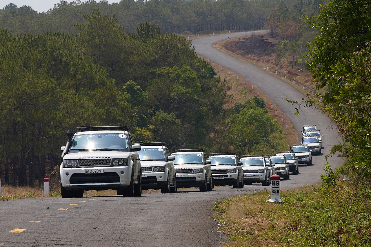 Đoàn xe Hành trình Từ Trái tim vượt hàng trăm km đường đá gập ghềnh, những triền dốc cao nguyên giữa nắng gió tháng 3 để đến với các chiến sĩ