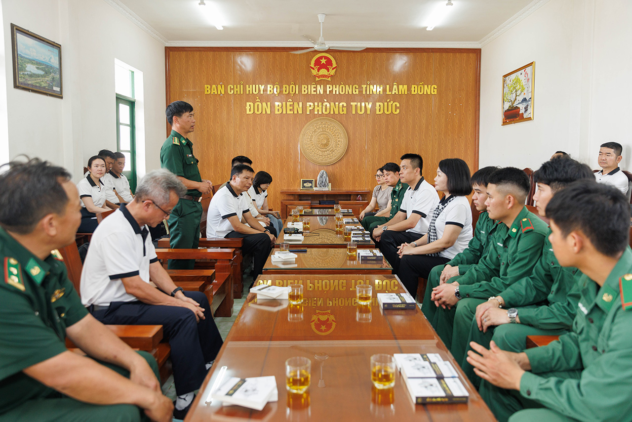 Đồn trưởng Đồn Biên phòng Tuy Đức, ông Đinh Hải Tình xúc động chia sẻ về giá trị của những cuốn sách quý trong Tủ sách nền tảng đối đời.