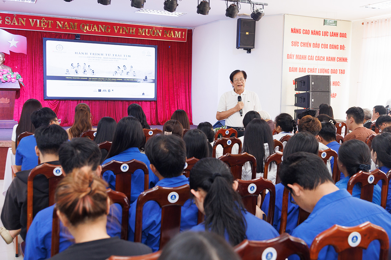 Nhạc sỹ Dương Thụ tâm huyết chia sẻ những giá trị sâu sắc về “khởi nghiệp – kiến quốc” đến các bạn trẻ, để trở thành “người vừa giỏi vừa hay” góp sức cho đất nước.