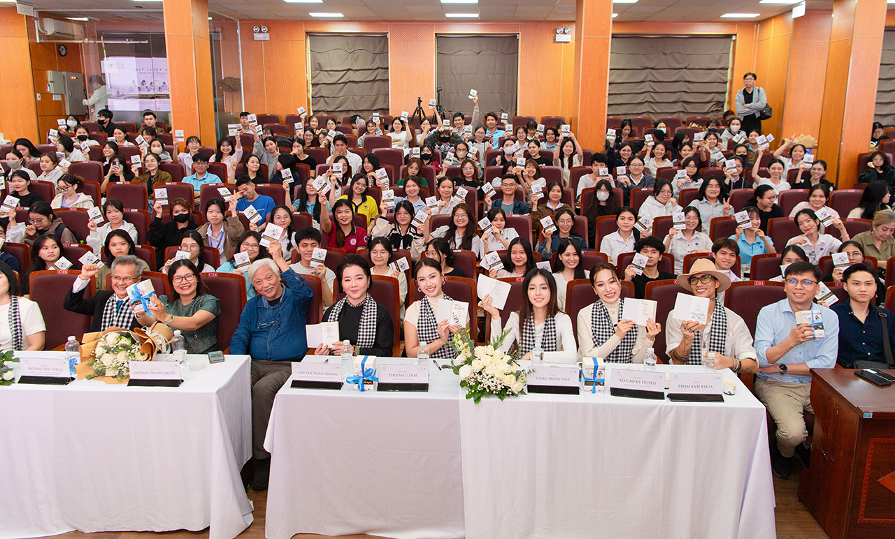 Các hoạt động ký tặng sách, giao lưu trực tiếp, chụp ảnh lưu niệm… đã rút ngắn khoảng cách giữa khách mời và các bạn sinh viên.