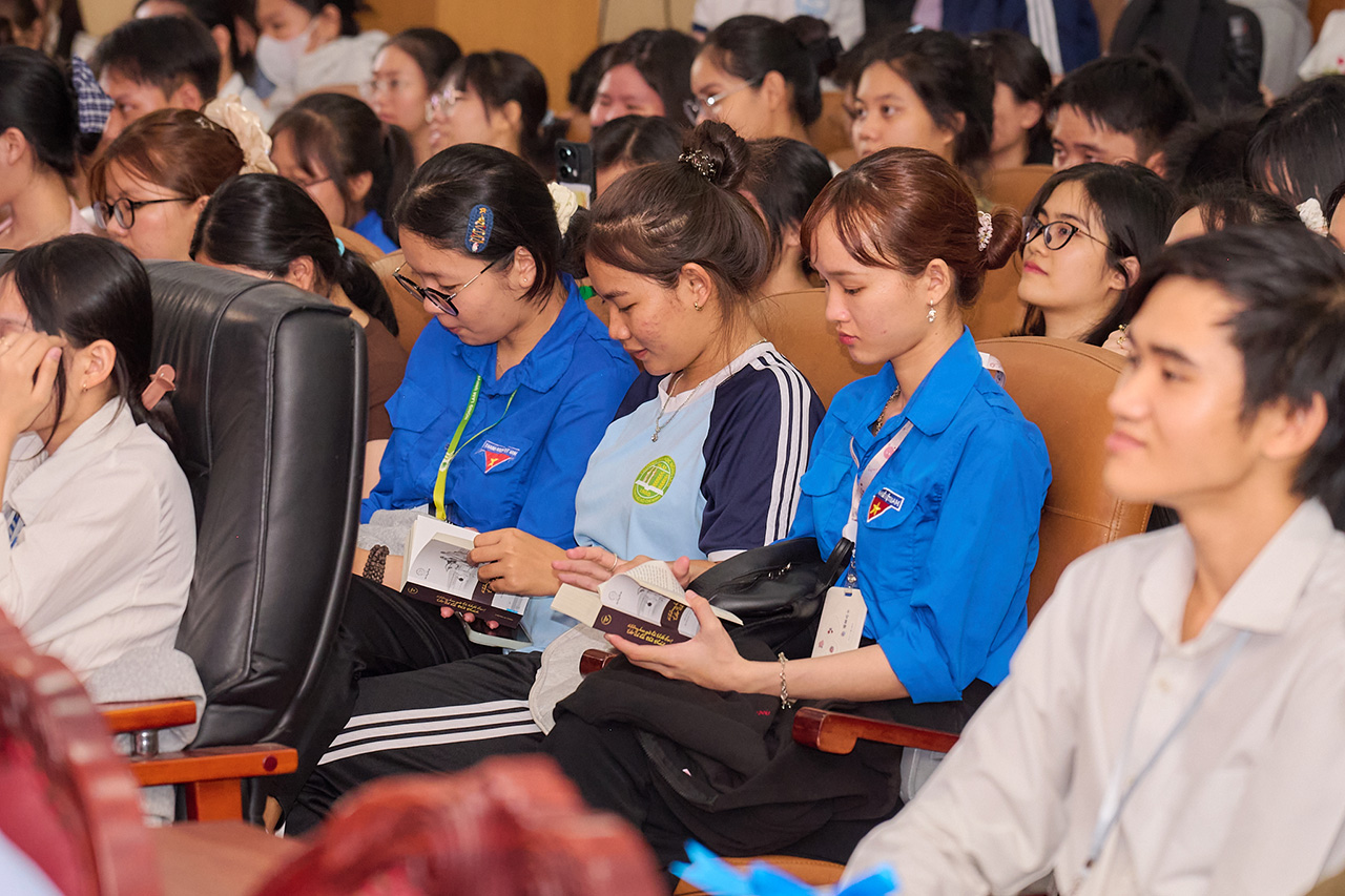 Người trẻ trân trọng những cuốn sách quý đổi đời từ Hành Trình Từ Trái Tim