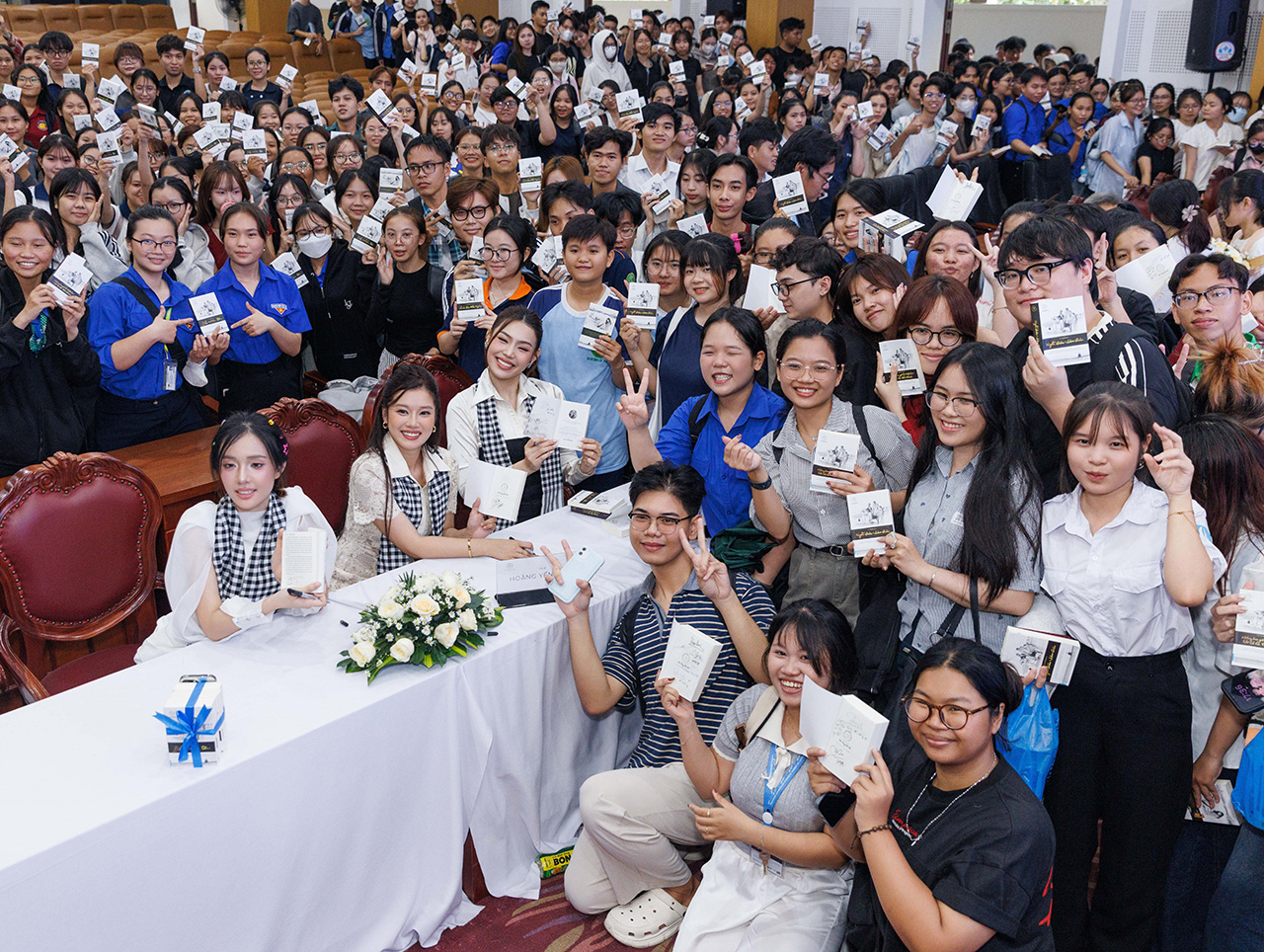 Sinh viên tràn đầy năng lượng và hứng khởi khi đón nhận những cuốn sách quý đổi đời trang bị cho hành trình lập thân, lập nghiệp