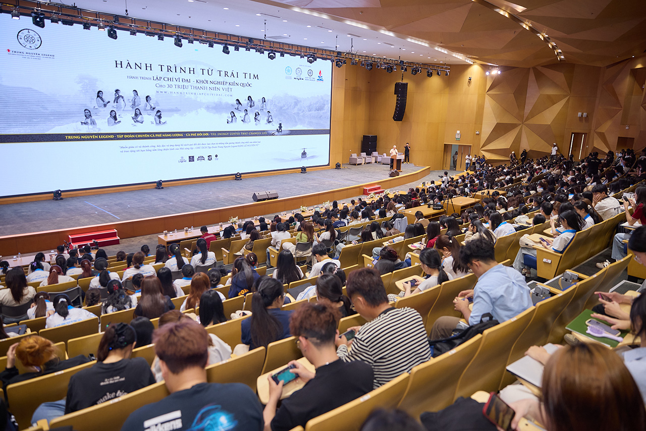 Hành trình Từ Trái tim thu hút đông đảo sự tham gia của các bạn sinh viên Học viện Chính sách và Phát triển