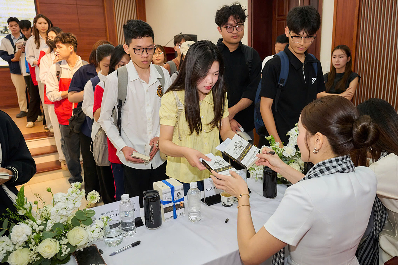 Các bạn sinh viên hào hứng nhận những cuốn sách từ Hành trình Từ Trái Tim trao tặng, giúp người trẻ định hình tư tuy, bản lĩnh để nuôi dưỡng hoài bão, cống hiến cho đất nước