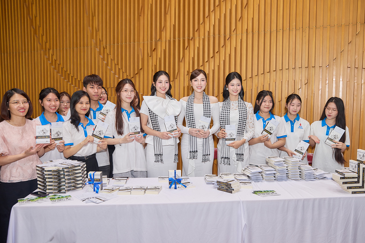 Các bạn sinh viên hào hứng nhận những cuốn sách từ Hành trình Từ Trái Tim trao tặng, giúp người trẻ định hình tư tuy, bản lĩnh để nuôi dưỡng hoài bão, cống hiến cho đất nước