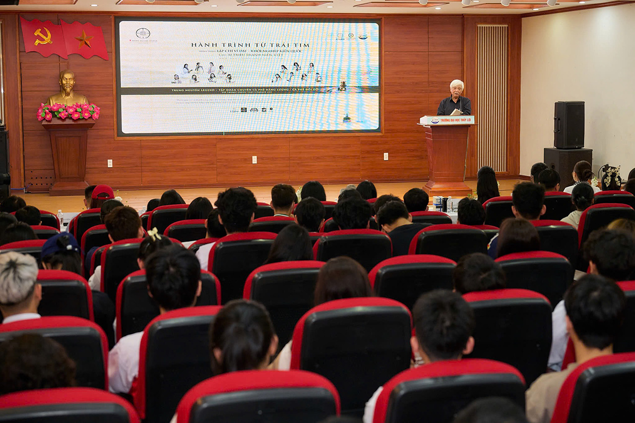 Nhà sử học Dương Trung Quốc nhiều lần chia sẻ đến sinh viên triết lí “ai cần ai”, gợi mở sâu hơn về trách nhiệm công dân