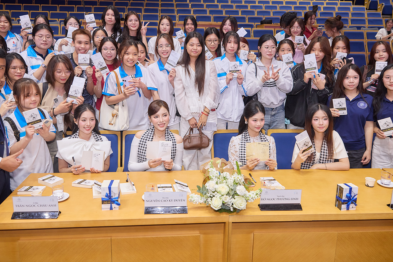 Chương trình giao lưu giữa các khách mời và sinh viên mang đến không gian trao đổi cởi mở giúp các bạn trẻ hình thành sự tự tin, bản lĩnh trên hành trang tương lai