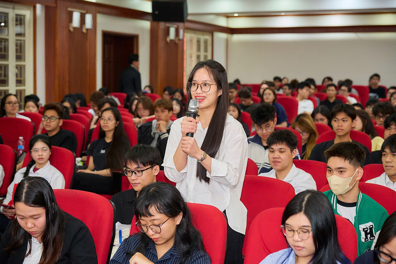 Các bạn sinh viên đặt câu hỏi giao lưu với các hoa hậu, á hậu, người đẹp, về con đường phát triển bản thân và cống hiến cho xã hội