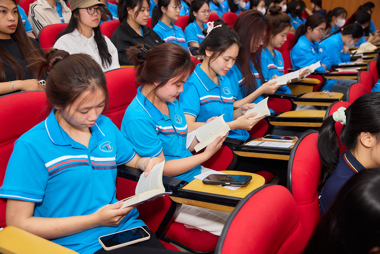 Sinh viên trân trọng những quyển sách Hành trình trao tặng cũng như các bài học chia sẻ ý nghĩa đối với chặng đường lập nghiệp, lập chí