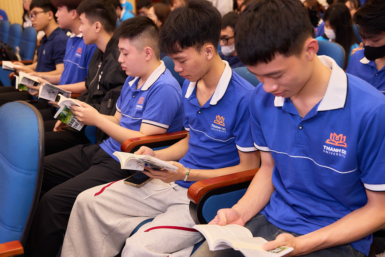 Chuyên gia kinh tế Phạm Chi Lan cho rằng đọc sách như một “người thầy vĩnh cửu”, giúp mỗi cá nhân bồi đắp tư duy và nền tảng văn hóa để hiện thực hóa khát vọng dựng xây đất nước