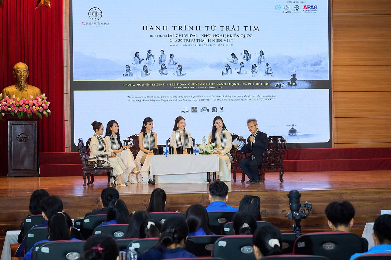 Những chia sẻ từ trải nghiệm cá nhân và tri thức từ sách là hành trang quý báu giúp sinh viên trên chặng đường lập nghiệp, lập chí, phụng sự