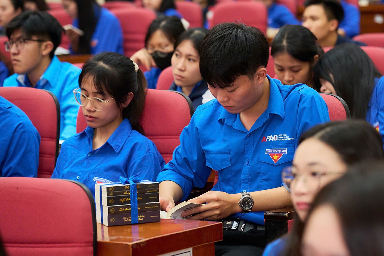 Sinh viên trân trọng những quyển sách nền tảng đổi đời