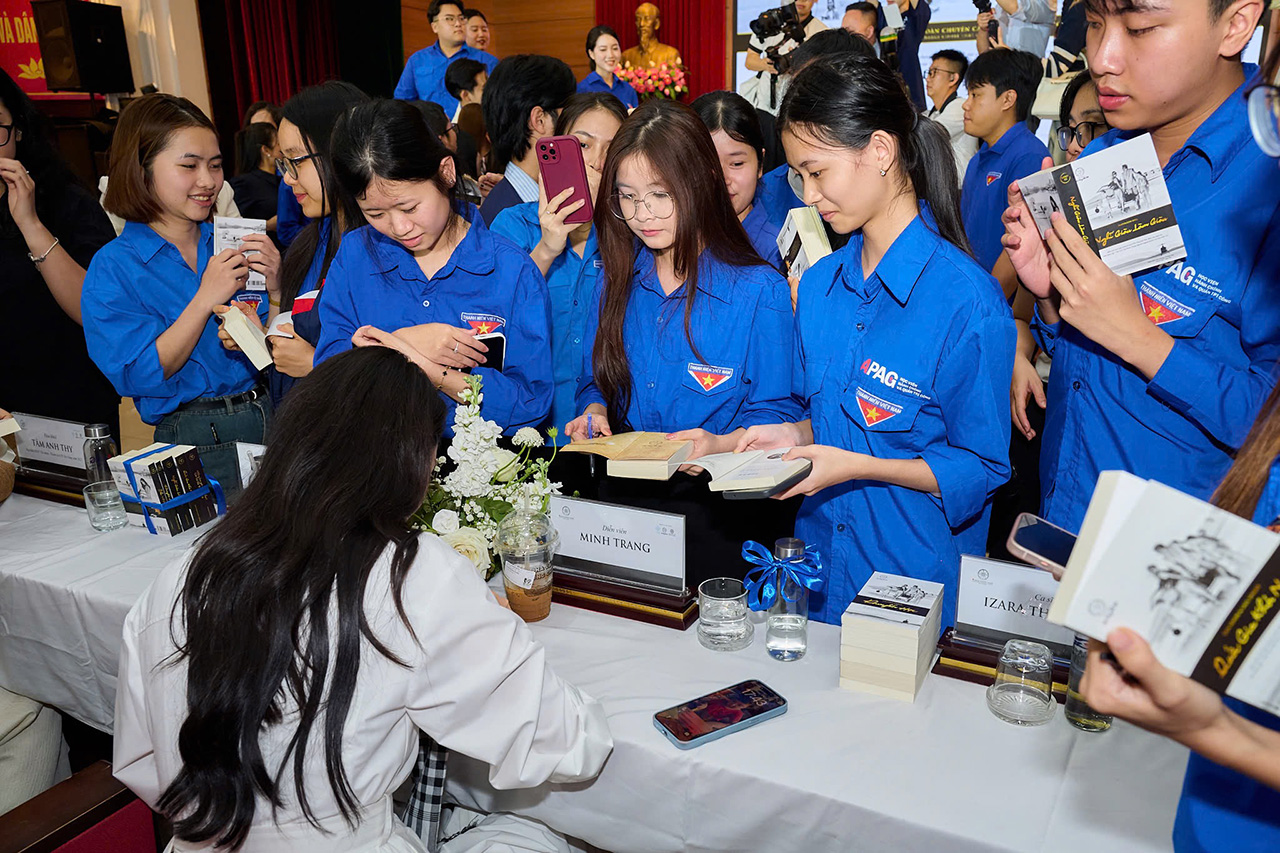 Sinh viên hào hứng đón nhận những cuốn sách nền tảng đổi đời, góp phần bồi đắp hành trang tri thức