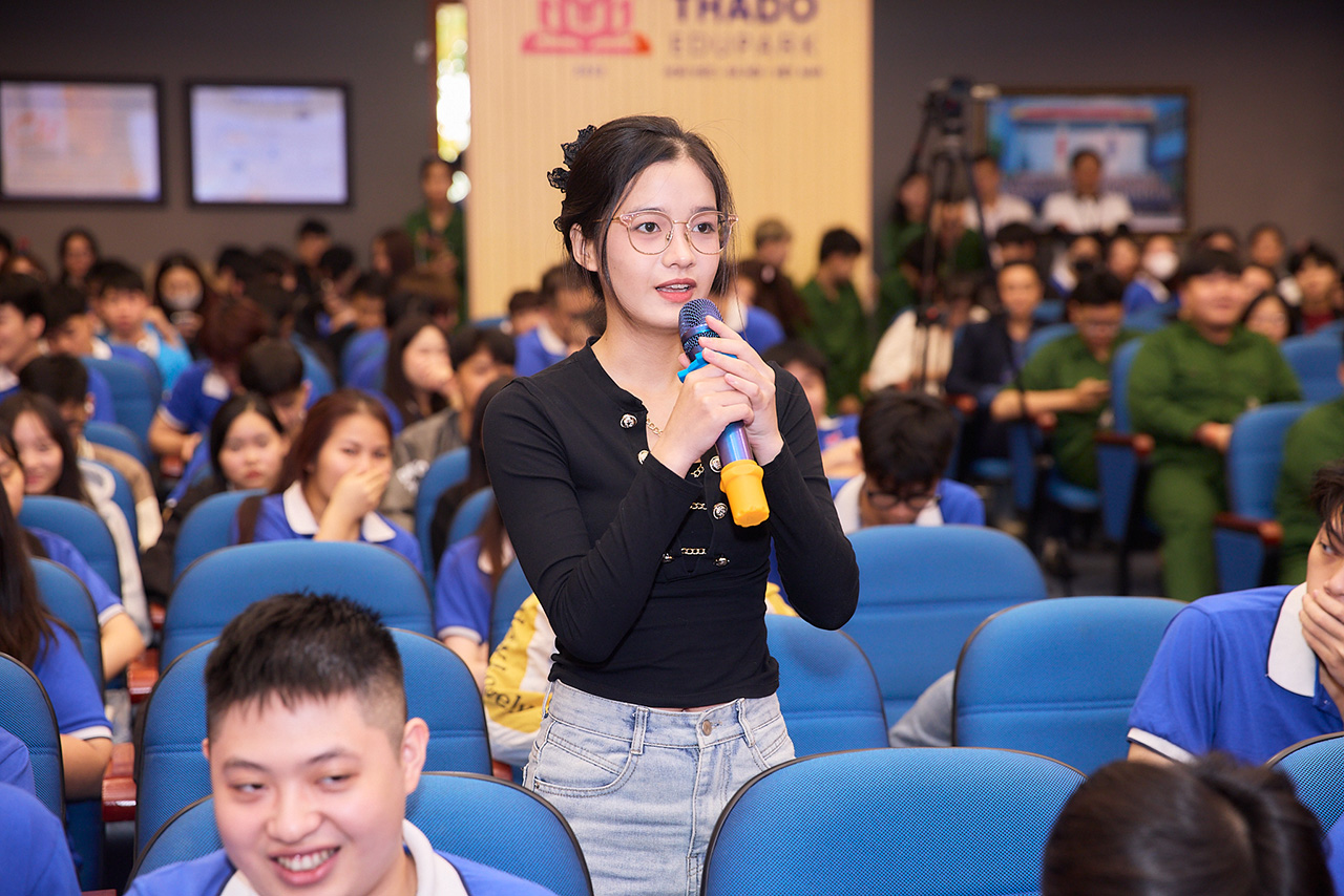 Không ít sinh viên bày tỏ những trăn trở về định hướng tương lai và ý nghĩa của giá trị đang theo đuổi