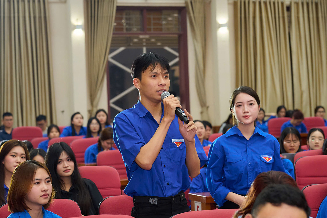 Không ít sinh viên bày tỏ những trăn trở về định hướng tương lai và ý nghĩa của giá trị đang theo đuổi