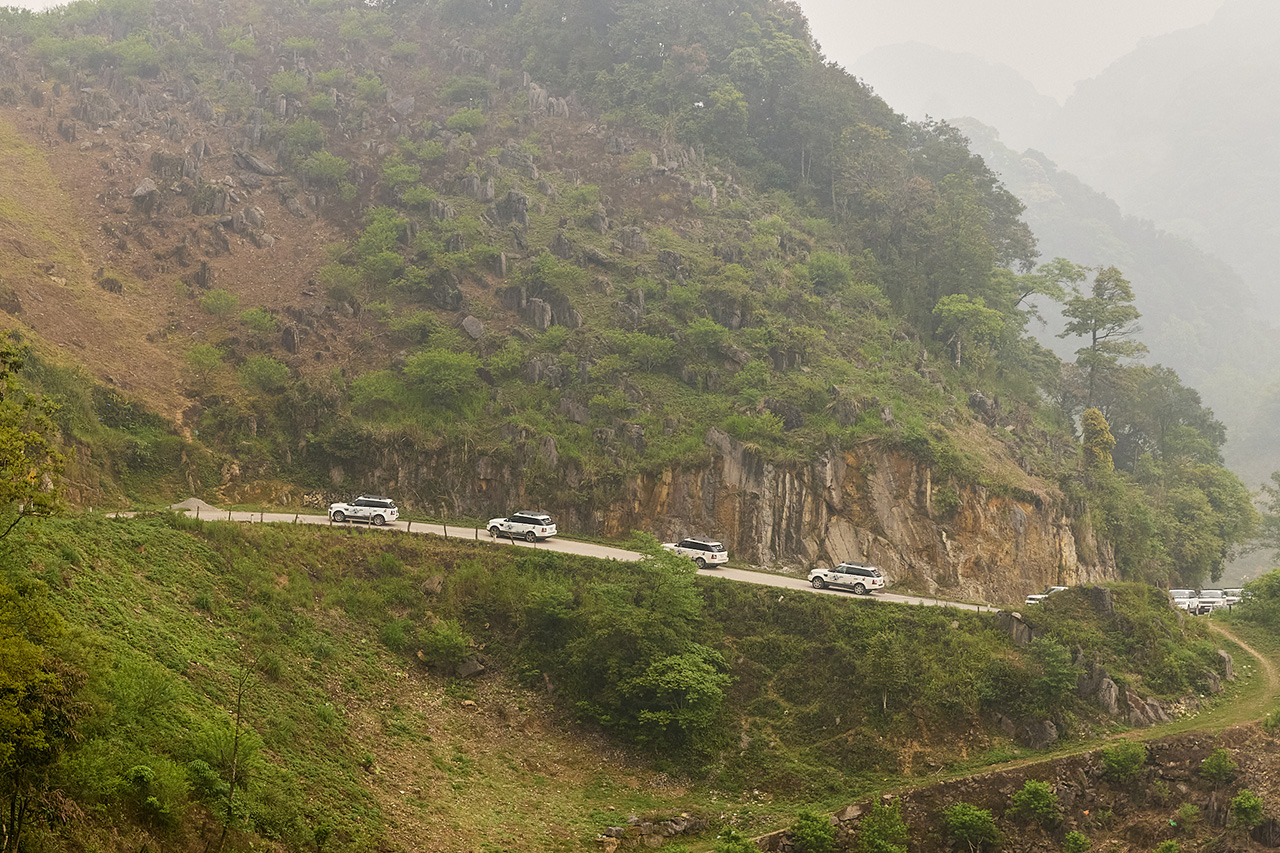 Đoàn xe “Hành trình Từ Trái Tim” vượt hàng trăm km, qua những cung đường gập ghềnh, hiểm trở đến với các chiến sĩ, học sinh, người dân nơi núi cao