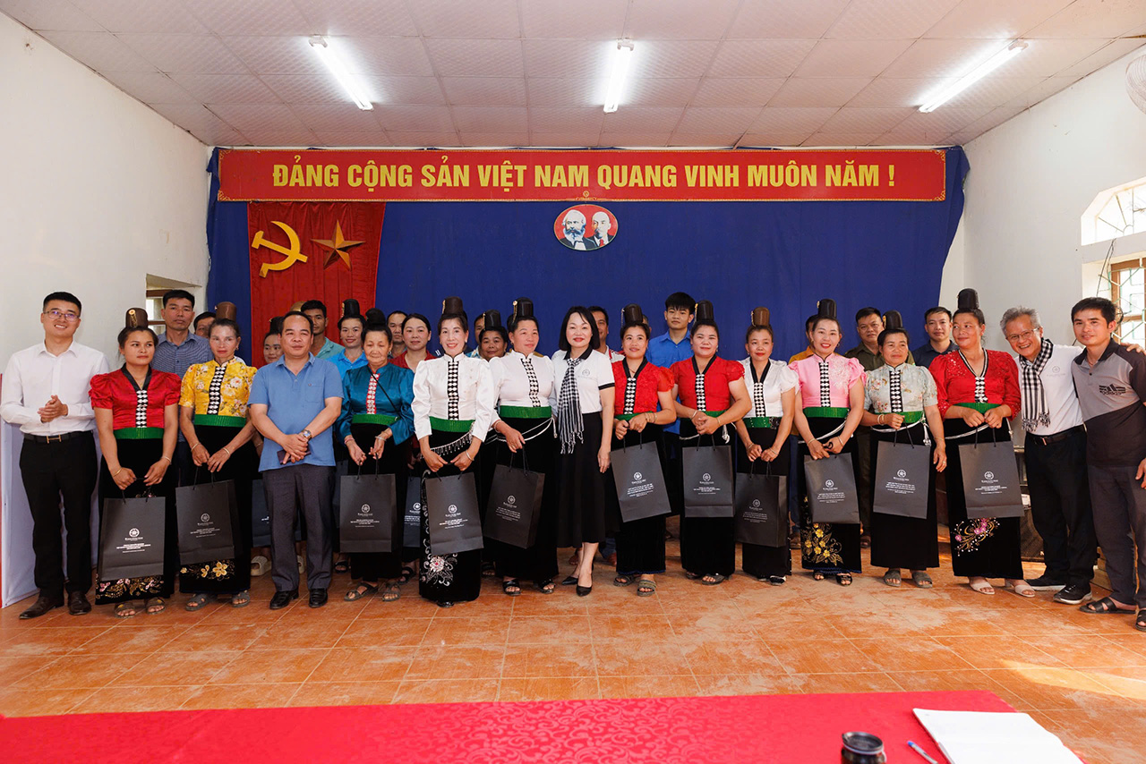 Người dân và các em học sinh bản Púng, bản Muông xúc động khi nhận những phần quà ý nghĩa từ Hành trình Từ Trái Tim