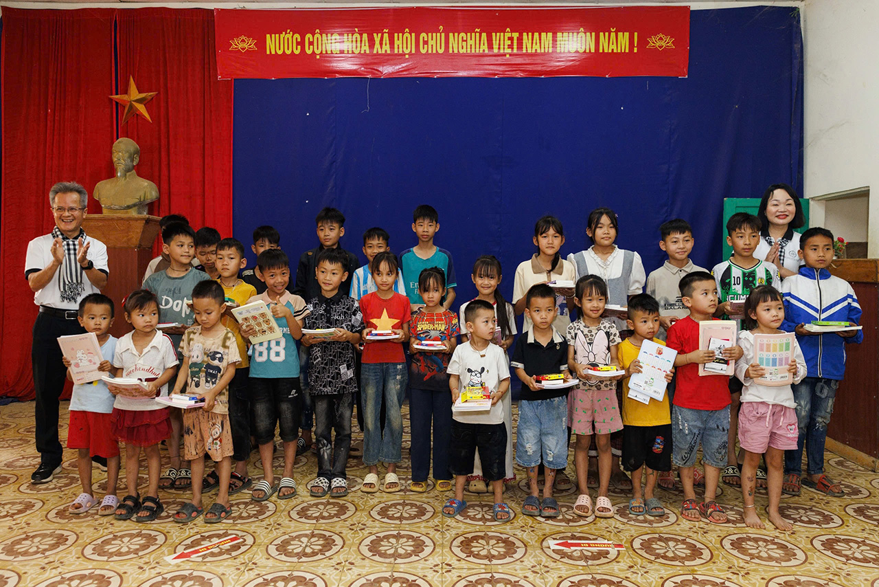 Người dân và các em học sinh bản Púng, bản Muông xúc động khi nhận những phần quà ý nghĩa từ Hành trình Từ Trái Tim