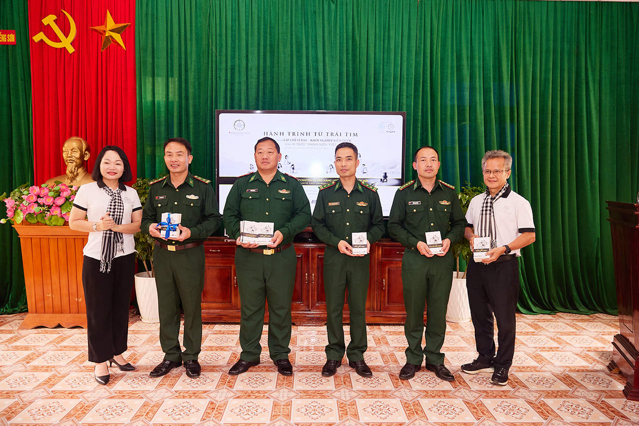 Các cán bộ, chiến sĩ Đồn Biên phòng Chiềng Sơn, tỉnh Sơn La đón nhận món quà ý nghĩa từ Hành trình Từ Trái Tim