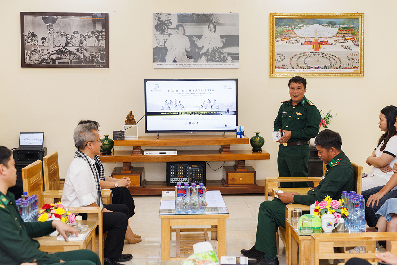 Hành trình Từ Trái Tim đã có buổi gặp gỡ đầy cảm xúc với các chiến sĩ Đồn Biên phòng Mường Lèo, tỉnh Sơn La