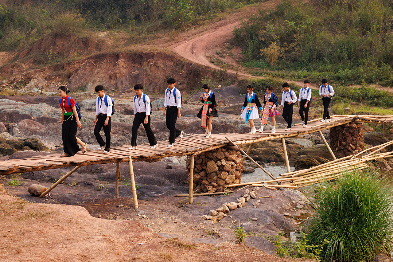 Các em học sinh Trường PTDTNT THPT Nà Hỳ háo hức chào đón đoàn Hành trình Từ Trái Tim