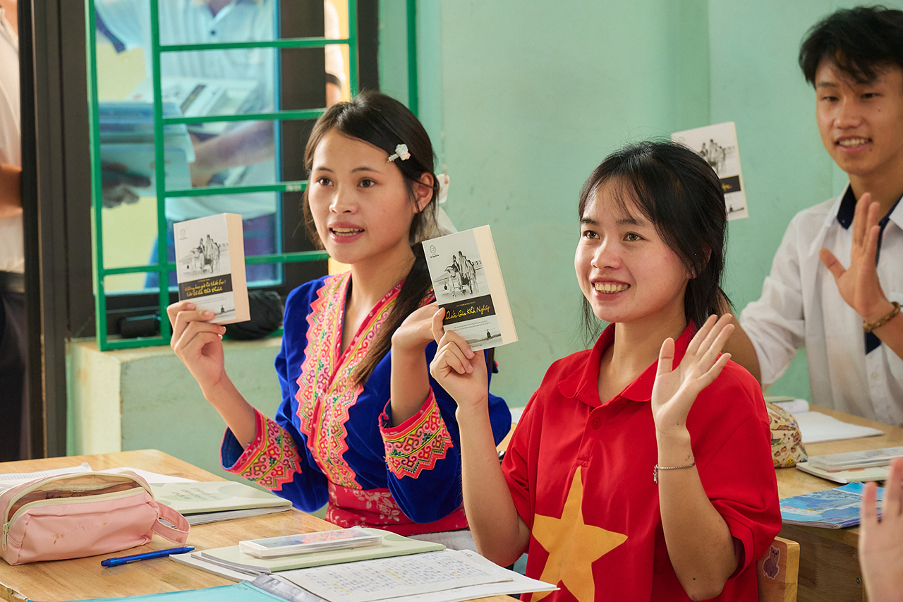 Các em học sinh phấn khởi nhận những quyển sách đổi đời mà Hành trình Từ Trái Tim trao tặng