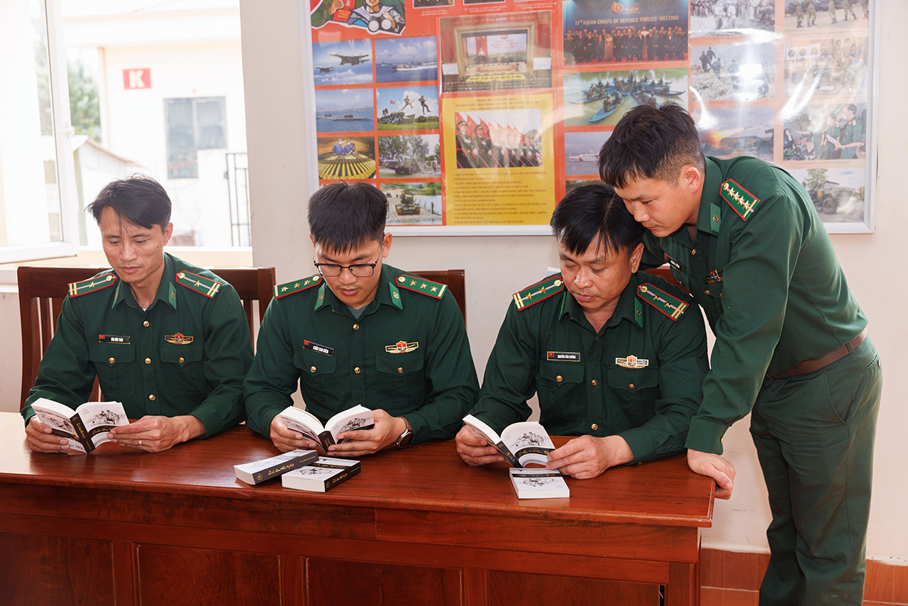 Các chiến sĩ Đồn Biên Phòng Na Cô Sa chăm chú đọc những cuốn sách quý được Hành trình Từ Trái Tim trao tặng