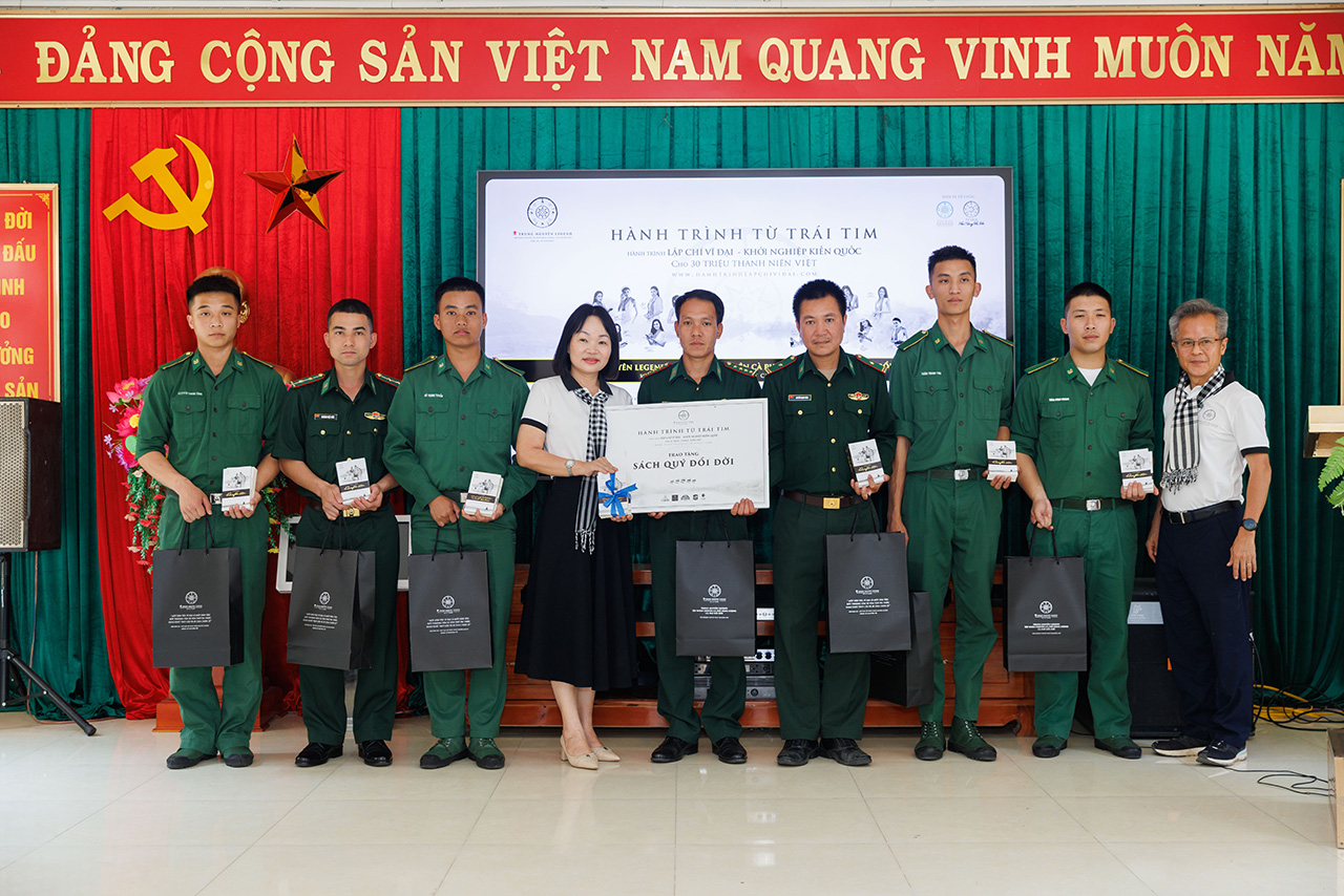 Những cuốn sách quý được trao tận tay cán bộ, chiến sĩ Đồn Biên phòng Ka Lăng, góp phần tiếp thêm động lực nơi tuyến đầu biên giới