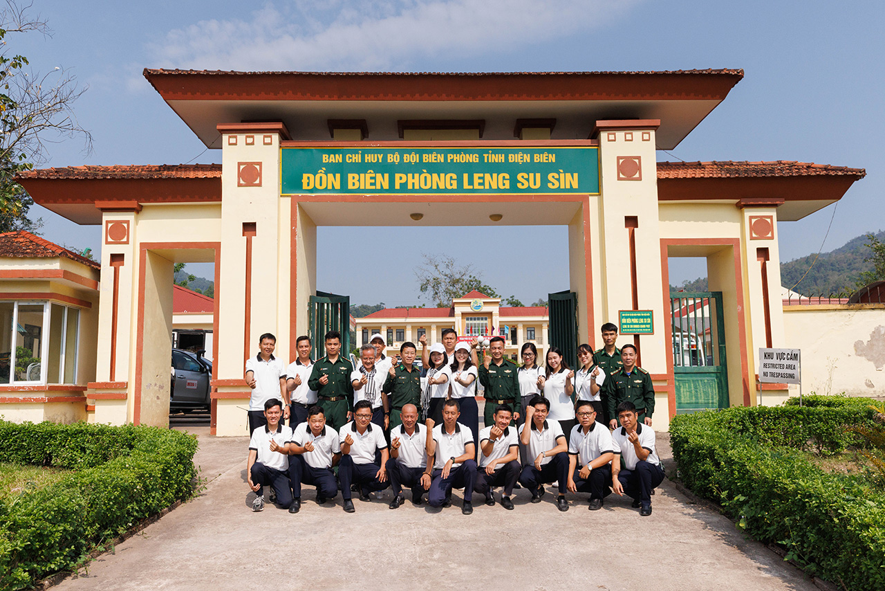 Hành trình Từ Trái Tim đến thăm và trao tặng sách cùng những phần quà thiết thực cho Đồn Biên Phòng Leng Su Sìn