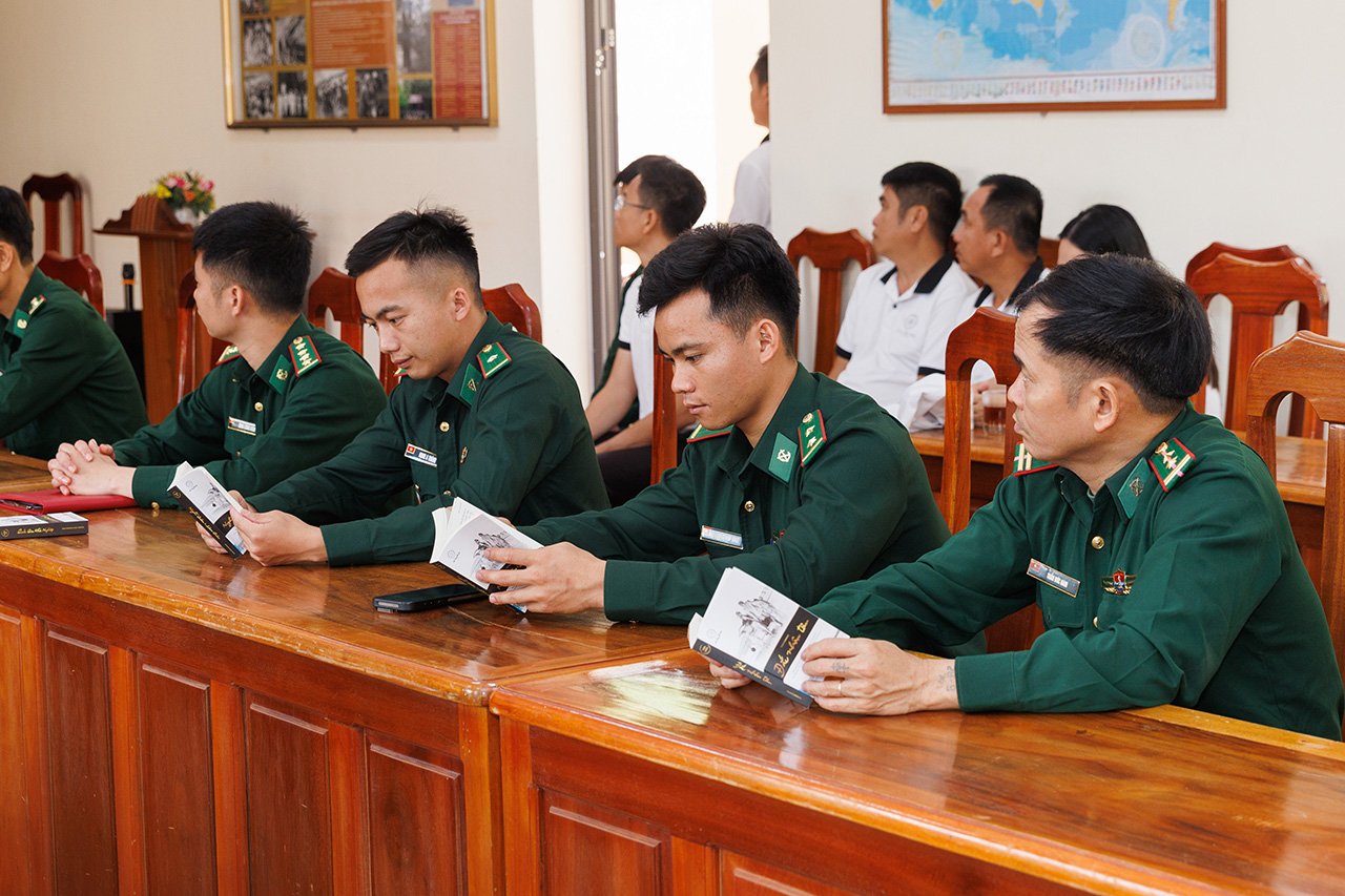 Giữa vùng biên Leng Su Sìn khắc nghiệt, những cuốn sách không chỉ để đọc, mà trở thành hành trang để người lính cùng bà con thay đổi cách nghĩ, cách làm và cải thiện cuộc sống