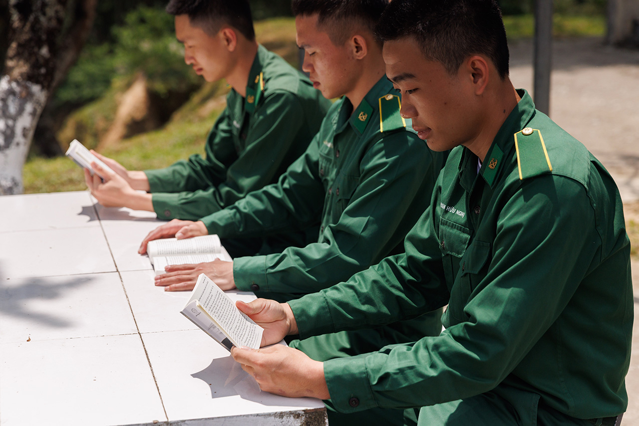 Những cuốn sách được trao không chỉ bổ sung tri thức, mà còn là hành trang để cán bộ, chiến sĩ vận dụng vào thực tiễn công tác nơi biên giới