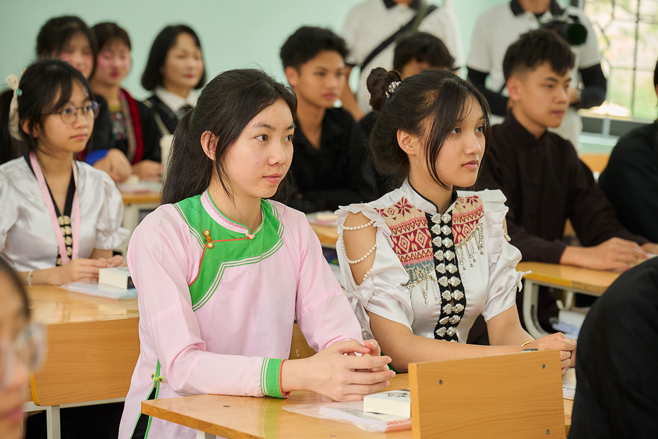 Các em học sinh Trường Phổ thông Dân tộc Nội trú THPT tỉnh Lai Châu chăm chú lắng nghe những chia sẻ từ hành trình, mở ra những định hướng cho tương lai sau tốt nghiệp