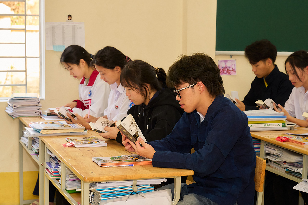 Từ những câu chuyện về những tấm gương danh vĩ nhân thành công trong các đầu sách quý, học sinh vùng cao có thêm động lực để vững bước theo đuổi ước mơ
