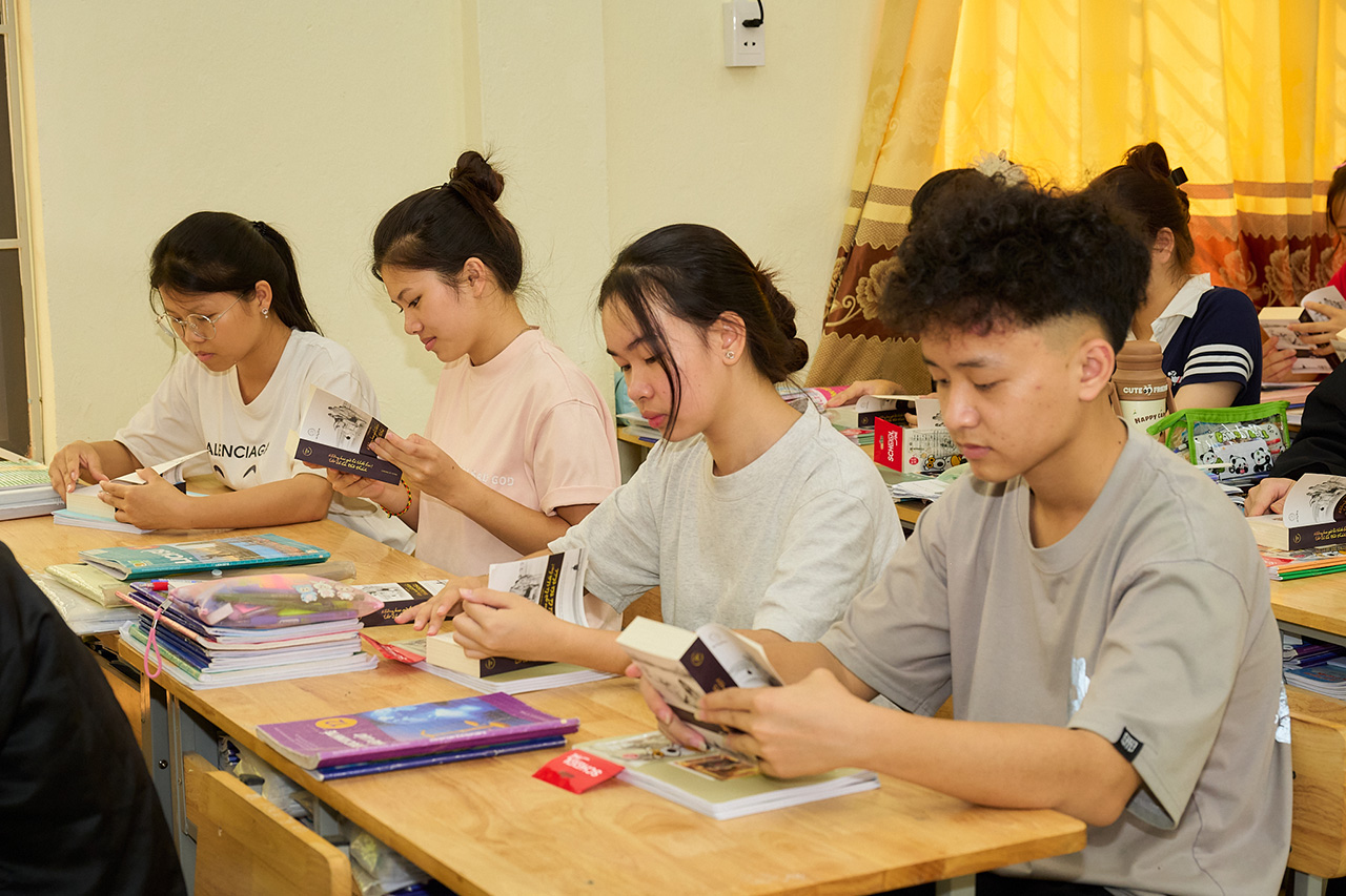 Những cuốn sách quý đổi đời trở thành hành trang ý nghĩa, tiếp sức học sinh lớp 12 thêm vững tin theo đuổi ước mơ