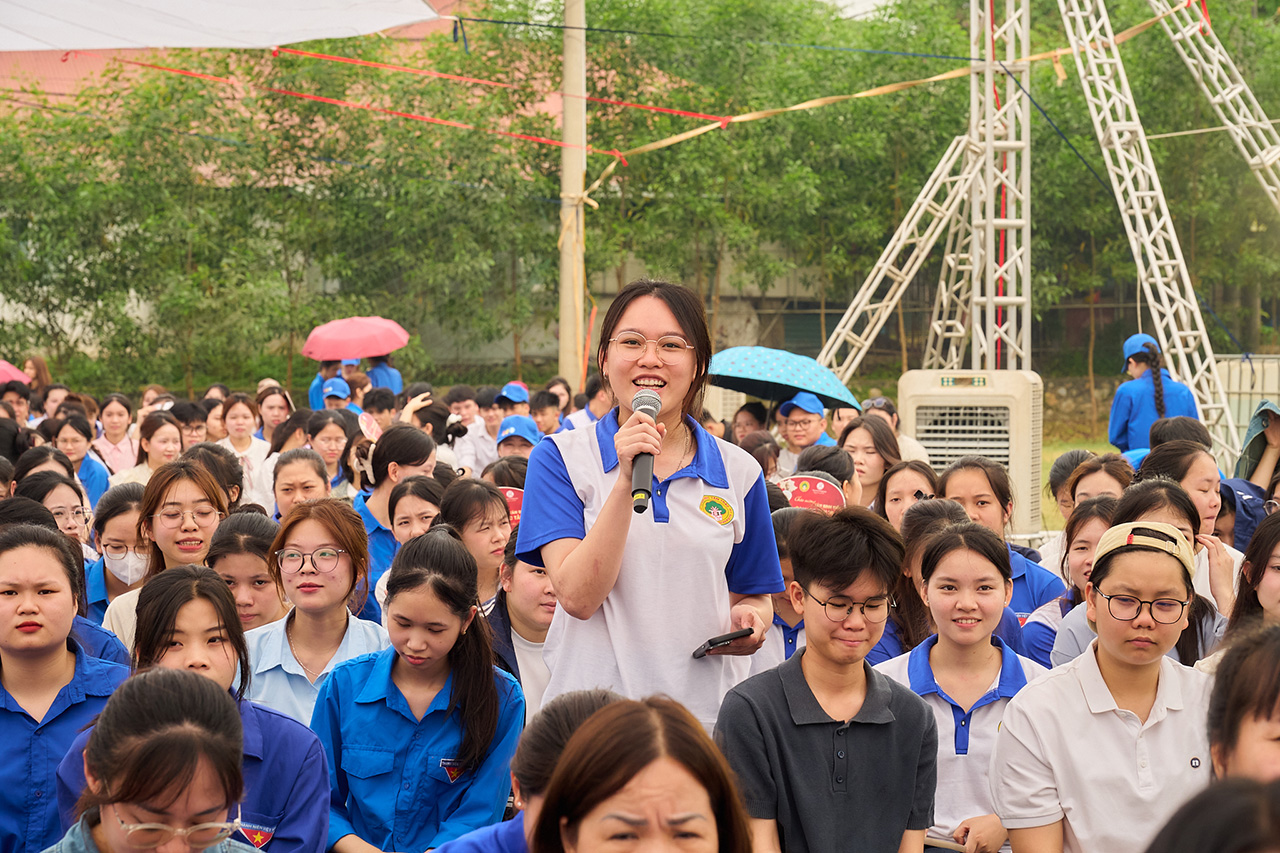 Sinh viên Trường Đại học Tân Trào chăm chú theo dõi phần chia sẻ và chủ động đặt nhiều câu hỏi về hành trình lập thân, lập nghiệp trong tương lai