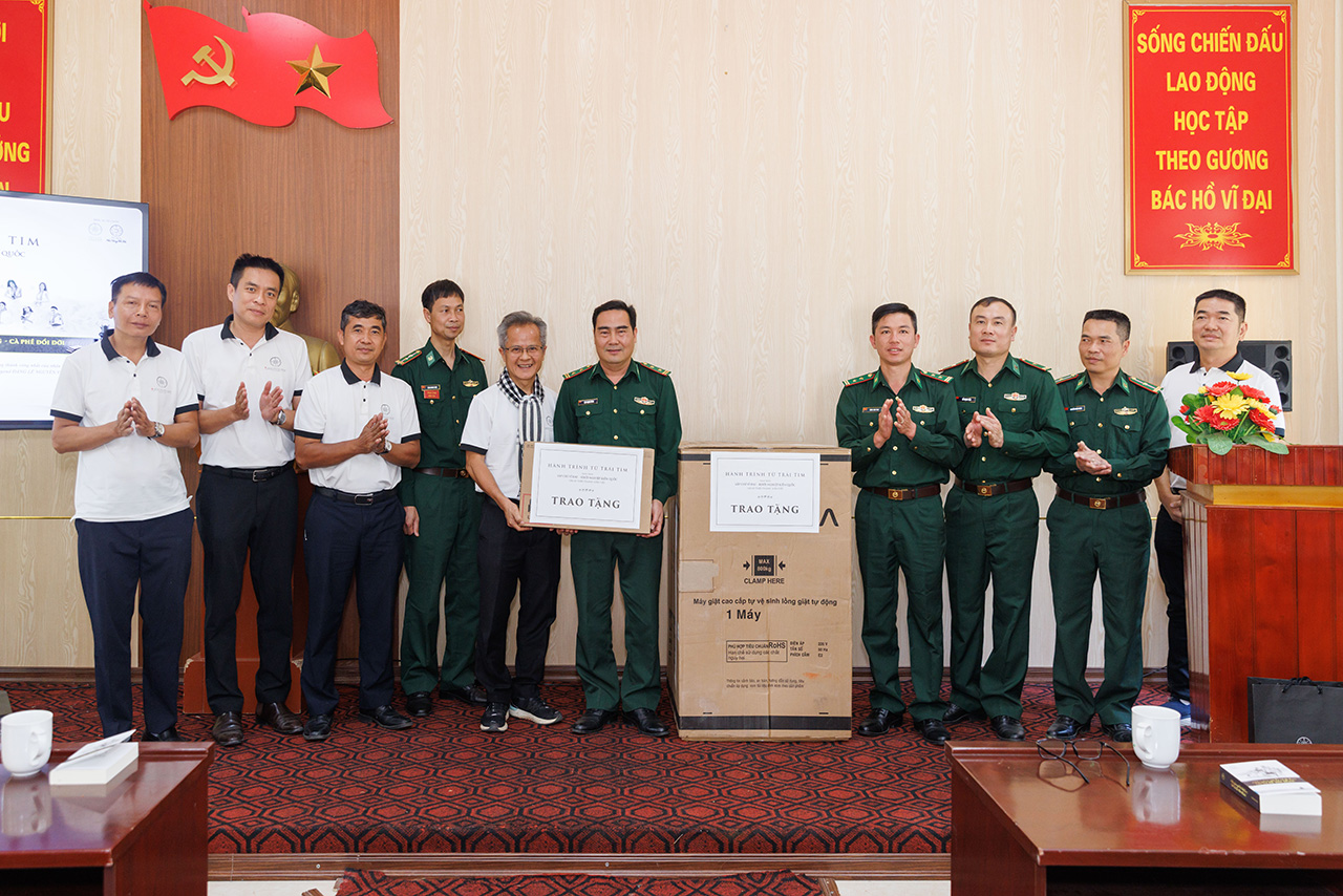 Những cuốn sách trong "Tủ sách đổi đời" cùng nhiều phần quà thiết thực đã được Hành trình Từ Trái Tim trao tặng cán bộ, chiến sĩ Đồn biên Phòng Pha Long