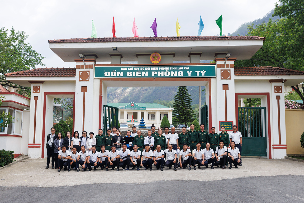 Hành trình Từ Trái Tim băng qua quãng đường xa, vượt dốc quanh co, đến với Đồn Biên Phòng Y Tý